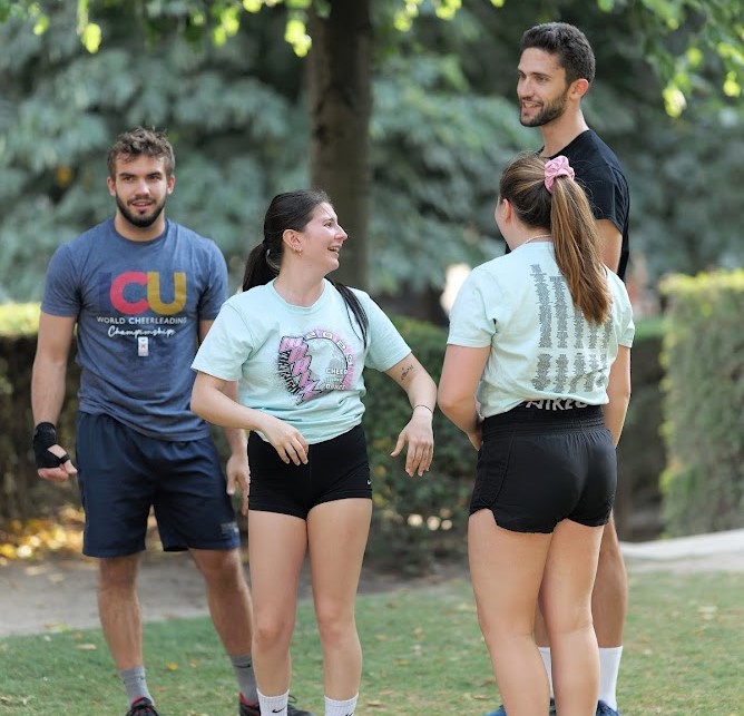 Cheer Force Cheerleading à Montreuil s'entraînant aux tuileries en 2023